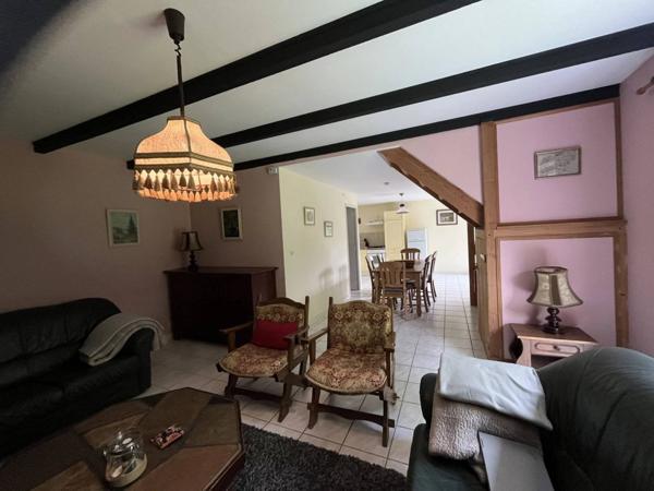 Domaine avec 10 locaux à usage d’habitation, dépendances, 6 emplacements de camping et un étang sur 1,8 hectares.