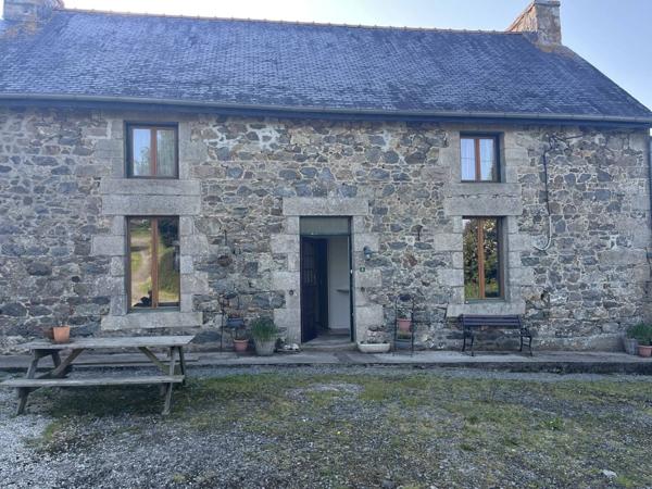 Domaine avec 10 locaux à usage d’habitation, dépendances, 6 emplacements de camping et un étang sur 1,8 hectares.