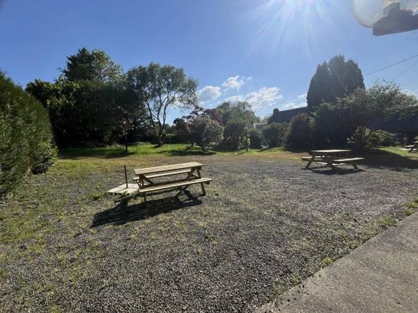 Domaine avec 10 locaux à usage d’habitation, dépendances, 6 emplacements de camping et un étang sur 1,8 hectares.