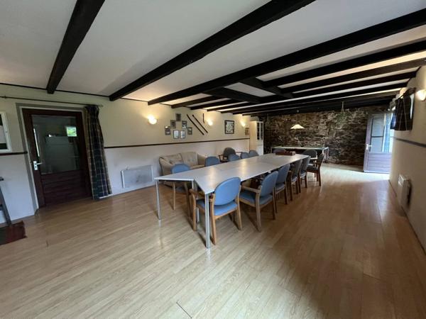 Domaine avec 10 locaux à usage d’habitation, dépendances, 6 emplacements de camping et un étang sur 1,8 hectares.