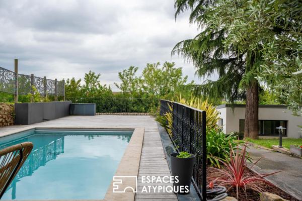 L’élégance bourgeoise au coeur d’un jardin secret avec piscine