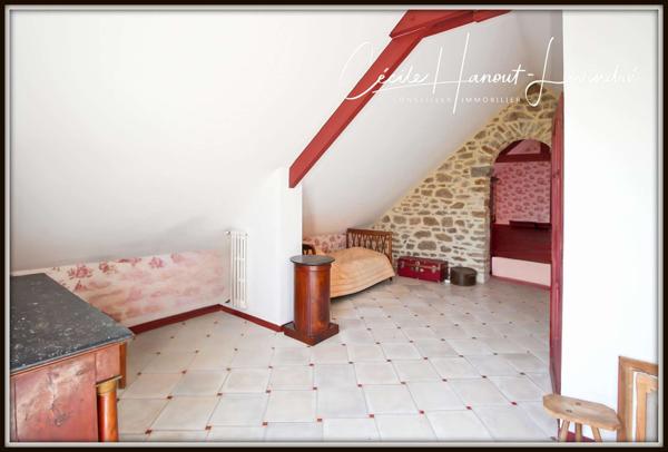 Saint-Aubin-des-Préaux (50380) ST AUBIN DES PREAUX - 5 KM de la plage de Kairon. Maison pierre 202 m² - 5 chbres - Terrain 1565 m²