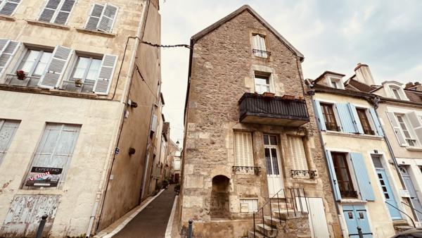 Avallon (89200) Immeuble de rapport avec 3 appartements en pierre apparentes situé rue du Bel Air à AVALLON 217 300 € F.A.I.