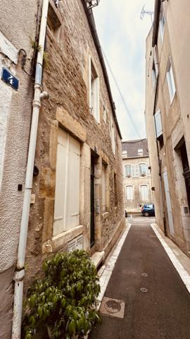 Avallon (89200) Immeuble de rapport avec 3 appartements en pierre apparentes situé rue du Bel Air à AVALLON 217 300 € F.A.I.