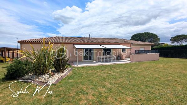 Réf. Ludivine - Située dans un environnement résidentiel paisible, découvrez cette magnifique maison contemporaine de plain-pied (construction 2010) de 135 m². Particulièrement soignée et élégante, elle se distingue par son excellent classement énergétique DPE B et des prestations de qualité. Ici, pas de travaux à prévoir : posez simplement vos valises et profitez d'un confort de vie optimal avec des charges courantes maîtrisées.
FACTURES D'ÉNERGIE MINIMISÉES & ÉQUIPEMENTS RÉCENTS
- Panneaux solaires en autoconsommation (octobre 2022) + Chauffe-eau thermodynamique (2023).
- Poêle à granulés performant (2016, conduit 2025) idéalement installé au centre de la maison
- Excellente isolation globale. Menuiseries double vitrage PVC/Alu avec volets roulants motorisés, isolation des combles (2026).
DES ESPACES FONCTIONNELS
- La Pièce de Vie (70 m²) : Un vaste volume central lumineux et traversant, ouvrant directement sur les deux terrasses à l'avant et l'arrière de la maison. La cuisine américaine haut de gamme entièrement équipée dispose d'un cellier attenant.
L’Espace Nuit & Travail :
- 2 belles chambres (12 m² et 17 m²) avec parquet, dont une avec un grand dressing intégré.
- 1 bureau, une chambre d'enfant ou autre.
- 1 salle d'eau contemporaine avec meuble double vasque et douche cabine/baignoire.
- Technique : Électricité aux normes, VMC, assainissement collectif.
UN EXTÉRIEUR CLOS, PAYSAGER
- Côté Détente : À l'arrière, profitez d'une grande terrasse de 50 m² à l'abri des regards, équipée de deux stores bannes motorisés, accueillant un espace jacuzzi.
- Le jardin d'environ 1700 m² est entièrement clôturé et paysager (parterres fleuris, bel olivier, beaux aménagements). Une borne ASA (eau du Lot) vous permet d'arroser vos extérieurs à moindre coût.
Un garage de 35 m² avec porte sectionnelle isolée et motorisée complète l'ensemble. L'avant de la maison est impeccable avec un grand parking, accessible par un portail coulissant suspendu et motorisé (2021). De petites dépendances en bois vous permettront de stocker votre petit outillage ou d'hiverner le mobilier de jardin.
ON AIME : 
- DPE B : Une maison économe, Zéro budget travaux et des équipements récents : Cuisine (2021), portail (2021), panneaux solaires (2022), cumulus (2023), isolation des combles (2026), enrobé.
Et si *Ludivine* était votre nouvelle maison ? Contactez-moi pour planifier une visite rapidement !