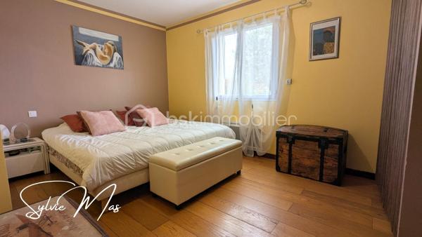 Réf. Ludivine - Située dans un environnement résidentiel paisible, découvrez cette magnifique maison contemporaine de plain-pied (construction 2010) de 135 m². Particulièrement soignée et élégante, elle se distingue par son excellent classement énergétique DPE B et des prestations de qualité. Ici, pas de travaux à prévoir : posez simplement vos valises et profitez d'un confort de vie optimal avec des charges courantes maîtrisées.
FACTURES D'ÉNERGIE MINIMISÉES & ÉQUIPEMENTS RÉCENTS
- Panneaux solaires en autoconsommation (octobre 2022) + Chauffe-eau thermodynamique (2023).
- Poêle à granulés performant (2016, conduit 2025) idéalement installé au centre de la maison
- Excellente isolation globale. Menuiseries double vitrage PVC/Alu avec volets roulants motorisés, isolation des combles (2026).
DES ESPACES FONCTIONNELS
- La Pièce de Vie (70 m²) : Un vaste volume central lumineux et traversant, ouvrant directement sur les deux terrasses à l'avant et l'arrière de la maison. La cuisine américaine haut de gamme entièrement équipée dispose d'un cellier attenant.
L’Espace Nuit & Travail :
- 2 belles chambres (12 m² et 17 m²) avec parquet, dont une avec un grand dressing intégré.
- 1 bureau, une chambre d'enfant ou autre.
- 1 salle d'eau contemporaine avec meuble double vasque et douche cabine/baignoire.
- Technique : Électricité aux normes, VMC, assainissement collectif.
UN EXTÉRIEUR CLOS, PAYSAGER
- Côté Détente : À l'arrière, profitez d'une grande terrasse de 50 m² à l'abri des regards, équipée de deux stores bannes motorisés, accueillant un espace jacuzzi.
- Le jardin d'environ 1700 m² est entièrement clôturé et paysager (parterres fleuris, bel olivier, beaux aménagements). Une borne ASA (eau du Lot) vous permet d'arroser vos extérieurs à moindre coût.
Un garage de 35 m² avec porte sectionnelle isolée et motorisée complète l'ensemble. L'avant de la maison est impeccable avec un grand parking, accessible par un portail coulissant suspendu et motorisé (2021). De petites dépendances en bois vous permettront de stocker votre petit outillage ou d'hiverner le mobilier de jardin.
ON AIME : 
- DPE B : Une maison économe, Zéro budget travaux et des équipements récents : Cuisine (2021), portail (2021), panneaux solaires (2022), cumulus (2023), isolation des combles (2026), enrobé.
Et si *Ludivine* était votre nouvelle maison ? Contactez-moi pour planifier une visite rapidement !