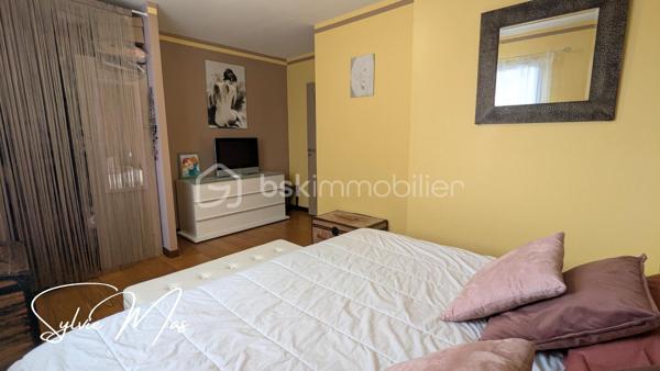 Réf. Ludivine - Située dans un environnement résidentiel paisible, découvrez cette magnifique maison contemporaine de plain-pied (construction 2010) de 135 m². Particulièrement soignée et élégante, elle se distingue par son excellent classement énergétique DPE B et des prestations de qualité. Ici, pas de travaux à prévoir : posez simplement vos valises et profitez d'un confort de vie optimal avec des charges courantes maîtrisées.
FACTURES D'ÉNERGIE MINIMISÉES & ÉQUIPEMENTS RÉCENTS
- Panneaux solaires en autoconsommation (octobre 2022) + Chauffe-eau thermodynamique (2023).
- Poêle à granulés performant (2016, conduit 2025) idéalement installé au centre de la maison
- Excellente isolation globale. Menuiseries double vitrage PVC/Alu avec volets roulants motorisés, isolation des combles (2026).
DES ESPACES FONCTIONNELS
- La Pièce de Vie (70 m²) : Un vaste volume central lumineux et traversant, ouvrant directement sur les deux terrasses à l'avant et l'arrière de la maison. La cuisine américaine haut de gamme entièrement équipée dispose d'un cellier attenant.
L’Espace Nuit & Travail :
- 2 belles chambres (12 m² et 17 m²) avec parquet, dont une avec un grand dressing intégré.
- 1 bureau, une chambre d'enfant ou autre.
- 1 salle d'eau contemporaine avec meuble double vasque et douche cabine/baignoire.
- Technique : Électricité aux normes, VMC, assainissement collectif.
UN EXTÉRIEUR CLOS, PAYSAGER
- Côté Détente : À l'arrière, profitez d'une grande terrasse de 50 m² à l'abri des regards, équipée de deux stores bannes motorisés, accueillant un espace jacuzzi.
- Le jardin d'environ 1700 m² est entièrement clôturé et paysager (parterres fleuris, bel olivier, beaux aménagements). Une borne ASA (eau du Lot) vous permet d'arroser vos extérieurs à moindre coût.
Un garage de 35 m² avec porte sectionnelle isolée et motorisée complète l'ensemble. L'avant de la maison est impeccable avec un grand parking, accessible par un portail coulissant suspendu et motorisé (2021). De petites dépendances en bois vous permettront de stocker votre petit outillage ou d'hiverner le mobilier de jardin.
ON AIME : 
- DPE B : Une maison économe, Zéro budget travaux et des équipements récents : Cuisine (2021), portail (2021), panneaux solaires (2022), cumulus (2023), isolation des combles (2026), enrobé.
Et si *Ludivine* était votre nouvelle maison ? Contactez-moi pour planifier une visite rapidement !