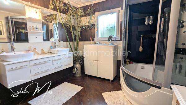 Réf. Ludivine - Située dans un environnement résidentiel paisible, découvrez cette magnifique maison contemporaine de plain-pied (construction 2010) de 135 m². Particulièrement soignée et élégante, elle se distingue par son excellent classement énergétique DPE B et des prestations de qualité. Ici, pas de travaux à prévoir : posez simplement vos valises et profitez d'un confort de vie optimal avec des charges courantes maîtrisées.
FACTURES D'ÉNERGIE MINIMISÉES & ÉQUIPEMENTS RÉCENTS
- Panneaux solaires en autoconsommation (octobre 2022) + Chauffe-eau thermodynamique (2023).
- Poêle à granulés performant (2016, conduit 2025) idéalement installé au centre de la maison
- Excellente isolation globale. Menuiseries double vitrage PVC/Alu avec volets roulants motorisés, isolation des combles (2026).
DES ESPACES FONCTIONNELS
- La Pièce de Vie (70 m²) : Un vaste volume central lumineux et traversant, ouvrant directement sur les deux terrasses à l'avant et l'arrière de la maison. La cuisine américaine haut de gamme entièrement équipée dispose d'un cellier attenant.
L’Espace Nuit & Travail :
- 2 belles chambres (12 m² et 17 m²) avec parquet, dont une avec un grand dressing intégré.
- 1 bureau, une chambre d'enfant ou autre.
- 1 salle d'eau contemporaine avec meuble double vasque et douche cabine/baignoire.
- Technique : Électricité aux normes, VMC, assainissement collectif.
UN EXTÉRIEUR CLOS, PAYSAGER
- Côté Détente : À l'arrière, profitez d'une grande terrasse de 50 m² à l'abri des regards, équipée de deux stores bannes motorisés, accueillant un espace jacuzzi.
- Le jardin d'environ 1700 m² est entièrement clôturé et paysager (parterres fleuris, bel olivier, beaux aménagements). Une borne ASA (eau du Lot) vous permet d'arroser vos extérieurs à moindre coût.
Un garage de 35 m² avec porte sectionnelle isolée et motorisée complète l'ensemble. L'avant de la maison est impeccable avec un grand parking, accessible par un portail coulissant suspendu et motorisé (2021). De petites dépendances en bois vous permettront de stocker votre petit outillage ou d'hiverner le mobilier de jardin.
ON AIME : 
- DPE B : Une maison économe, Zéro budget travaux et des équipements récents : Cuisine (2021), portail (2021), panneaux solaires (2022), cumulus (2023), isolation des combles (2026), enrobé.
Et si *Ludivine* était votre nouvelle maison ? Contactez-moi pour planifier une visite rapidement !
