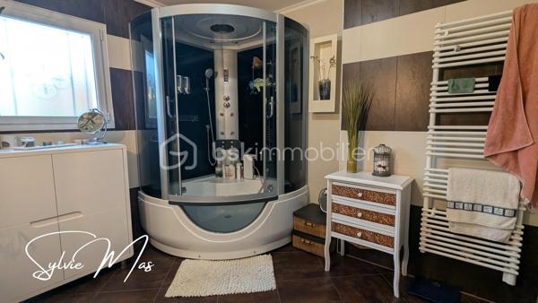 Réf. Ludivine - Située dans un environnement résidentiel paisible, découvrez cette magnifique maison contemporaine de plain-pied (construction 2010) de 135 m². Particulièrement soignée et élégante, elle se distingue par son excellent classement énergétique DPE B et des prestations de qualité. Ici, pas de travaux à prévoir : posez simplement vos valises et profitez d'un confort de vie optimal avec des charges courantes maîtrisées.
FACTURES D'ÉNERGIE MINIMISÉES & ÉQUIPEMENTS RÉCENTS
- Panneaux solaires en autoconsommation (octobre 2022) + Chauffe-eau thermodynamique (2023).
- Poêle à granulés performant (2016, conduit 2025) idéalement installé au centre de la maison
- Excellente isolation globale. Menuiseries double vitrage PVC/Alu avec volets roulants motorisés, isolation des combles (2026).
DES ESPACES FONCTIONNELS
- La Pièce de Vie (70 m²) : Un vaste volume central lumineux et traversant, ouvrant directement sur les deux terrasses à l'avant et l'arrière de la maison. La cuisine américaine haut de gamme entièrement équipée dispose d'un cellier attenant.
L’Espace Nuit & Travail :
- 2 belles chambres (12 m² et 17 m²) avec parquet, dont une avec un grand dressing intégré.
- 1 bureau, une chambre d'enfant ou autre.
- 1 salle d'eau contemporaine avec meuble double vasque et douche cabine/baignoire.
- Technique : Électricité aux normes, VMC, assainissement collectif.
UN EXTÉRIEUR CLOS, PAYSAGER
- Côté Détente : À l'arrière, profitez d'une grande terrasse de 50 m² à l'abri des regards, équipée de deux stores bannes motorisés, accueillant un espace jacuzzi.
- Le jardin d'environ 1700 m² est entièrement clôturé et paysager (parterres fleuris, bel olivier, beaux aménagements). Une borne ASA (eau du Lot) vous permet d'arroser vos extérieurs à moindre coût.
Un garage de 35 m² avec porte sectionnelle isolée et motorisée complète l'ensemble. L'avant de la maison est impeccable avec un grand parking, accessible par un portail coulissant suspendu et motorisé (2021). De petites dépendances en bois vous permettront de stocker votre petit outillage ou d'hiverner le mobilier de jardin.
ON AIME : 
- DPE B : Une maison économe, Zéro budget travaux et des équipements récents : Cuisine (2021), portail (2021), panneaux solaires (2022), cumulus (2023), isolation des combles (2026), enrobé.
Et si *Ludivine* était votre nouvelle maison ? Contactez-moi pour planifier une visite rapidement !