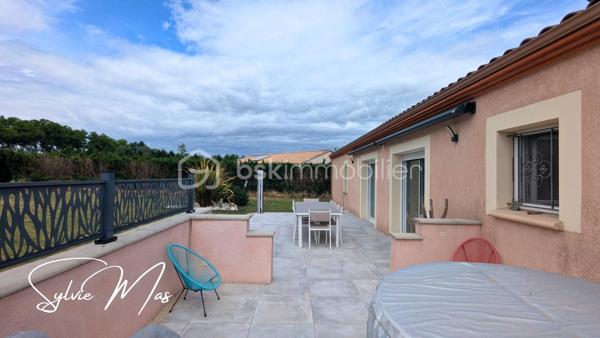 Réf. Ludivine - Située dans un environnement résidentiel paisible, découvrez cette magnifique maison contemporaine de plain-pied (construction 2010) de 135 m². Particulièrement soignée et élégante, elle se distingue par son excellent classement énergétique DPE B et des prestations de qualité. Ici, pas de travaux à prévoir : posez simplement vos valises et profitez d'un confort de vie optimal avec des charges courantes maîtrisées.
FACTURES D'ÉNERGIE MINIMISÉES & ÉQUIPEMENTS RÉCENTS
- Panneaux solaires en autoconsommation (octobre 2022) + Chauffe-eau thermodynamique (2023).
- Poêle à granulés performant (2016, conduit 2025) idéalement installé au centre de la maison
- Excellente isolation globale. Menuiseries double vitrage PVC/Alu avec volets roulants motorisés, isolation des combles (2026).
DES ESPACES FONCTIONNELS
- La Pièce de Vie (70 m²) : Un vaste volume central lumineux et traversant, ouvrant directement sur les deux terrasses à l'avant et l'arrière de la maison. La cuisine américaine haut de gamme entièrement équipée dispose d'un cellier attenant.
L’Espace Nuit & Travail :
- 2 belles chambres (12 m² et 17 m²) avec parquet, dont une avec un grand dressing intégré.
- 1 bureau, une chambre d'enfant ou autre.
- 1 salle d'eau contemporaine avec meuble double vasque et douche cabine/baignoire.
- Technique : Électricité aux normes, VMC, assainissement collectif.
UN EXTÉRIEUR CLOS, PAYSAGER
- Côté Détente : À l'arrière, profitez d'une grande terrasse de 50 m² à l'abri des regards, équipée de deux stores bannes motorisés, accueillant un espace jacuzzi.
- Le jardin d'environ 1700 m² est entièrement clôturé et paysager (parterres fleuris, bel olivier, beaux aménagements). Une borne ASA (eau du Lot) vous permet d'arroser vos extérieurs à moindre coût.
Un garage de 35 m² avec porte sectionnelle isolée et motorisée complète l'ensemble. L'avant de la maison est impeccable avec un grand parking, accessible par un portail coulissant suspendu et motorisé (2021). De petites dépendances en bois vous permettront de stocker votre petit outillage ou d'hiverner le mobilier de jardin.
ON AIME : 
- DPE B : Une maison économe, Zéro budget travaux et des équipements récents : Cuisine (2021), portail (2021), panneaux solaires (2022), cumulus (2023), isolation des combles (2026), enrobé.
Et si *Ludivine* était votre nouvelle maison ? Contactez-moi pour planifier une visite rapidement !