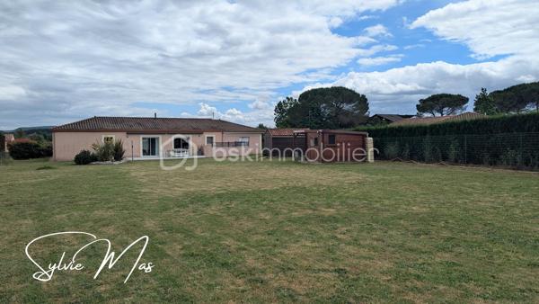Réf. Ludivine - Située dans un environnement résidentiel paisible, découvrez cette magnifique maison contemporaine de plain-pied (construction 2010) de 135 m². Particulièrement soignée et élégante, elle se distingue par son excellent classement énergétique DPE B et des prestations de qualité. Ici, pas de travaux à prévoir : posez simplement vos valises et profitez d'un confort de vie optimal avec des charges courantes maîtrisées.
FACTURES D'ÉNERGIE MINIMISÉES & ÉQUIPEMENTS RÉCENTS
- Panneaux solaires en autoconsommation (octobre 2022) + Chauffe-eau thermodynamique (2023).
- Poêle à granulés performant (2016, conduit 2025) idéalement installé au centre de la maison
- Excellente isolation globale. Menuiseries double vitrage PVC/Alu avec volets roulants motorisés, isolation des combles (2026).
DES ESPACES FONCTIONNELS
- La Pièce de Vie (70 m²) : Un vaste volume central lumineux et traversant, ouvrant directement sur les deux terrasses à l'avant et l'arrière de la maison. La cuisine américaine haut de gamme entièrement équipée dispose d'un cellier attenant.
L’Espace Nuit & Travail :
- 2 belles chambres (12 m² et 17 m²) avec parquet, dont une avec un grand dressing intégré.
- 1 bureau, une chambre d'enfant ou autre.
- 1 salle d'eau contemporaine avec meuble double vasque et douche cabine/baignoire.
- Technique : Électricité aux normes, VMC, assainissement collectif.
UN EXTÉRIEUR CLOS, PAYSAGER
- Côté Détente : À l'arrière, profitez d'une grande terrasse de 50 m² à l'abri des regards, équipée de deux stores bannes motorisés, accueillant un espace jacuzzi.
- Le jardin d'environ 1700 m² est entièrement clôturé et paysager (parterres fleuris, bel olivier, beaux aménagements). Une borne ASA (eau du Lot) vous permet d'arroser vos extérieurs à moindre coût.
Un garage de 35 m² avec porte sectionnelle isolée et motorisée complète l'ensemble. L'avant de la maison est impeccable avec un grand parking, accessible par un portail coulissant suspendu et motorisé (2021). De petites dépendances en bois vous permettront de stocker votre petit outillage ou d'hiverner le mobilier de jardin.
ON AIME : 
- DPE B : Une maison économe, Zéro budget travaux et des équipements récents : Cuisine (2021), portail (2021), panneaux solaires (2022), cumulus (2023), isolation des combles (2026), enrobé.
Et si *Ludivine* était votre nouvelle maison ? Contactez-moi pour planifier une visite rapidement !