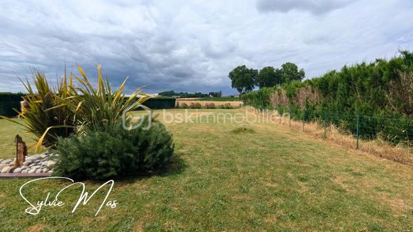 Réf. Ludivine - Située dans un environnement résidentiel paisible, découvrez cette magnifique maison contemporaine de plain-pied (construction 2010) de 135 m². Particulièrement soignée et élégante, elle se distingue par son excellent classement énergétique DPE B et des prestations de qualité. Ici, pas de travaux à prévoir : posez simplement vos valises et profitez d'un confort de vie optimal avec des charges courantes maîtrisées.
FACTURES D'ÉNERGIE MINIMISÉES & ÉQUIPEMENTS RÉCENTS
- Panneaux solaires en autoconsommation (octobre 2022) + Chauffe-eau thermodynamique (2023).
- Poêle à granulés performant (2016, conduit 2025) idéalement installé au centre de la maison
- Excellente isolation globale. Menuiseries double vitrage PVC/Alu avec volets roulants motorisés, isolation des combles (2026).
DES ESPACES FONCTIONNELS
- La Pièce de Vie (70 m²) : Un vaste volume central lumineux et traversant, ouvrant directement sur les deux terrasses à l'avant et l'arrière de la maison. La cuisine américaine haut de gamme entièrement équipée dispose d'un cellier attenant.
L’Espace Nuit & Travail :
- 2 belles chambres (12 m² et 17 m²) avec parquet, dont une avec un grand dressing intégré.
- 1 bureau, une chambre d'enfant ou autre.
- 1 salle d'eau contemporaine avec meuble double vasque et douche cabine/baignoire.
- Technique : Électricité aux normes, VMC, assainissement collectif.
UN EXTÉRIEUR CLOS, PAYSAGER
- Côté Détente : À l'arrière, profitez d'une grande terrasse de 50 m² à l'abri des regards, équipée de deux stores bannes motorisés, accueillant un espace jacuzzi.
- Le jardin d'environ 1700 m² est entièrement clôturé et paysager (parterres fleuris, bel olivier, beaux aménagements). Une borne ASA (eau du Lot) vous permet d'arroser vos extérieurs à moindre coût.
Un garage de 35 m² avec porte sectionnelle isolée et motorisée complète l'ensemble. L'avant de la maison est impeccable avec un grand parking, accessible par un portail coulissant suspendu et motorisé (2021). De petites dépendances en bois vous permettront de stocker votre petit outillage ou d'hiverner le mobilier de jardin.
ON AIME : 
- DPE B : Une maison économe, Zéro budget travaux et des équipements récents : Cuisine (2021), portail (2021), panneaux solaires (2022), cumulus (2023), isolation des combles (2026), enrobé.
Et si *Ludivine* était votre nouvelle maison ? Contactez-moi pour planifier une visite rapidement !