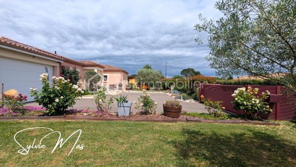 Réf. Ludivine - Située dans un environnement résidentiel paisible, découvrez cette magnifique maison contemporaine de plain-pied (construction 2010) de 135 m². Particulièrement soignée et élégante, elle se distingue par son excellent classement énergétique DPE B et des prestations de qualité. Ici, pas de travaux à prévoir : posez simplement vos valises et profitez d'un confort de vie optimal avec des charges courantes maîtrisées.
FACTURES D'ÉNERGIE MINIMISÉES & ÉQUIPEMENTS RÉCENTS
- Panneaux solaires en autoconsommation (octobre 2022) + Chauffe-eau thermodynamique (2023).
- Poêle à granulés performant (2016, conduit 2025) idéalement installé au centre de la maison
- Excellente isolation globale. Menuiseries double vitrage PVC/Alu avec volets roulants motorisés, isolation des combles (2026).
DES ESPACES FONCTIONNELS
- La Pièce de Vie (70 m²) : Un vaste volume central lumineux et traversant, ouvrant directement sur les deux terrasses à l'avant et l'arrière de la maison. La cuisine américaine haut de gamme entièrement équipée dispose d'un cellier attenant.
L’Espace Nuit & Travail :
- 2 belles chambres (12 m² et 17 m²) avec parquet, dont une avec un grand dressing intégré.
- 1 bureau, une chambre d'enfant ou autre.
- 1 salle d'eau contemporaine avec meuble double vasque et douche cabine/baignoire.
- Technique : Électricité aux normes, VMC, assainissement collectif.
UN EXTÉRIEUR CLOS, PAYSAGER
- Côté Détente : À l'arrière, profitez d'une grande terrasse de 50 m² à l'abri des regards, équipée de deux stores bannes motorisés, accueillant un espace jacuzzi.
- Le jardin d'environ 1700 m² est entièrement clôturé et paysager (parterres fleuris, bel olivier, beaux aménagements). Une borne ASA (eau du Lot) vous permet d'arroser vos extérieurs à moindre coût.
Un garage de 35 m² avec porte sectionnelle isolée et motorisée complète l'ensemble. L'avant de la maison est impeccable avec un grand parking, accessible par un portail coulissant suspendu et motorisé (2021). De petites dépendances en bois vous permettront de stocker votre petit outillage ou d'hiverner le mobilier de jardin.
ON AIME : 
- DPE B : Une maison économe, Zéro budget travaux et des équipements récents : Cuisine (2021), portail (2021), panneaux solaires (2022), cumulus (2023), isolation des combles (2026), enrobé.
Et si *Ludivine* était votre nouvelle maison ? Contactez-moi pour planifier une visite rapidement !