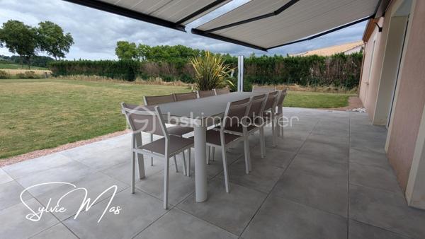 Réf. Ludivine - Située dans un environnement résidentiel paisible, découvrez cette magnifique maison contemporaine de plain-pied (construction 2010) de 135 m². Particulièrement soignée et élégante, elle se distingue par son excellent classement énergétique DPE B et des prestations de qualité. Ici, pas de travaux à prévoir : posez simplement vos valises et profitez d'un confort de vie optimal avec des charges courantes maîtrisées.
FACTURES D'ÉNERGIE MINIMISÉES & ÉQUIPEMENTS RÉCENTS
- Panneaux solaires en autoconsommation (octobre 2022) + Chauffe-eau thermodynamique (2023).
- Poêle à granulés performant (2016, conduit 2025) idéalement installé au centre de la maison
- Excellente isolation globale. Menuiseries double vitrage PVC/Alu avec volets roulants motorisés, isolation des combles (2026).
DES ESPACES FONCTIONNELS
- La Pièce de Vie (70 m²) : Un vaste volume central lumineux et traversant, ouvrant directement sur les deux terrasses à l'avant et l'arrière de la maison. La cuisine américaine haut de gamme entièrement équipée dispose d'un cellier attenant.
L’Espace Nuit & Travail :
- 2 belles chambres (12 m² et 17 m²) avec parquet, dont une avec un grand dressing intégré.
- 1 bureau, une chambre d'enfant ou autre.
- 1 salle d'eau contemporaine avec meuble double vasque et douche cabine/baignoire.
- Technique : Électricité aux normes, VMC, assainissement collectif.
UN EXTÉRIEUR CLOS, PAYSAGER
- Côté Détente : À l'arrière, profitez d'une grande terrasse de 50 m² à l'abri des regards, équipée de deux stores bannes motorisés, accueillant un espace jacuzzi.
- Le jardin d'environ 1700 m² est entièrement clôturé et paysager (parterres fleuris, bel olivier, beaux aménagements). Une borne ASA (eau du Lot) vous permet d'arroser vos extérieurs à moindre coût.
Un garage de 35 m² avec porte sectionnelle isolée et motorisée complète l'ensemble. L'avant de la maison est impeccable avec un grand parking, accessible par un portail coulissant suspendu et motorisé (2021). De petites dépendances en bois vous permettront de stocker votre petit outillage ou d'hiverner le mobilier de jardin.
ON AIME : 
- DPE B : Une maison économe, Zéro budget travaux et des équipements récents : Cuisine (2021), portail (2021), panneaux solaires (2022), cumulus (2023), isolation des combles (2026), enrobé.
Et si *Ludivine* était votre nouvelle maison ? Contactez-moi pour planifier une visite rapidement !
