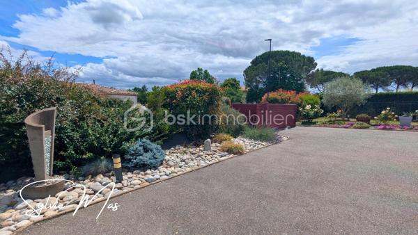 Réf. Ludivine - Située dans un environnement résidentiel paisible, découvrez cette magnifique maison contemporaine de plain-pied (construction 2010) de 135 m². Particulièrement soignée et élégante, elle se distingue par son excellent classement énergétique DPE B et des prestations de qualité. Ici, pas de travaux à prévoir : posez simplement vos valises et profitez d'un confort de vie optimal avec des charges courantes maîtrisées.
FACTURES D'ÉNERGIE MINIMISÉES & ÉQUIPEMENTS RÉCENTS
- Panneaux solaires en autoconsommation (octobre 2022) + Chauffe-eau thermodynamique (2023).
- Poêle à granulés performant (2016, conduit 2025) idéalement installé au centre de la maison
- Excellente isolation globale. Menuiseries double vitrage PVC/Alu avec volets roulants motorisés, isolation des combles (2026).
DES ESPACES FONCTIONNELS
- La Pièce de Vie (70 m²) : Un vaste volume central lumineux et traversant, ouvrant directement sur les deux terrasses à l'avant et l'arrière de la maison. La cuisine américaine haut de gamme entièrement équipée dispose d'un cellier attenant.
L’Espace Nuit & Travail :
- 2 belles chambres (12 m² et 17 m²) avec parquet, dont une avec un grand dressing intégré.
- 1 bureau, une chambre d'enfant ou autre.
- 1 salle d'eau contemporaine avec meuble double vasque et douche cabine/baignoire.
- Technique : Électricité aux normes, VMC, assainissement collectif.
UN EXTÉRIEUR CLOS, PAYSAGER
- Côté Détente : À l'arrière, profitez d'une grande terrasse de 50 m² à l'abri des regards, équipée de deux stores bannes motorisés, accueillant un espace jacuzzi.
- Le jardin d'environ 1700 m² est entièrement clôturé et paysager (parterres fleuris, bel olivier, beaux aménagements). Une borne ASA (eau du Lot) vous permet d'arroser vos extérieurs à moindre coût.
Un garage de 35 m² avec porte sectionnelle isolée et motorisée complète l'ensemble. L'avant de la maison est impeccable avec un grand parking, accessible par un portail coulissant suspendu et motorisé (2021). De petites dépendances en bois vous permettront de stocker votre petit outillage ou d'hiverner le mobilier de jardin.
ON AIME : 
- DPE B : Une maison économe, Zéro budget travaux et des équipements récents : Cuisine (2021), portail (2021), panneaux solaires (2022), cumulus (2023), isolation des combles (2026), enrobé.
Et si *Ludivine* était votre nouvelle maison ? Contactez-moi pour planifier une visite rapidement !