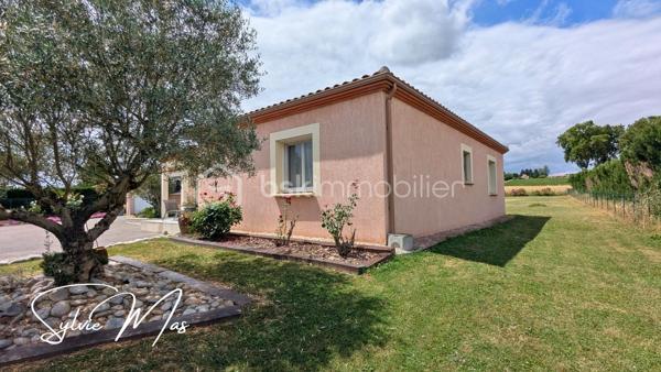 Réf. Ludivine - Située dans un environnement résidentiel paisible, découvrez cette magnifique maison contemporaine de plain-pied (construction 2010) de 135 m². Particulièrement soignée et élégante, elle se distingue par son excellent classement énergétique DPE B et des prestations de qualité. Ici, pas de travaux à prévoir : posez simplement vos valises et profitez d'un confort de vie optimal avec des charges courantes maîtrisées.
FACTURES D'ÉNERGIE MINIMISÉES & ÉQUIPEMENTS RÉCENTS
- Panneaux solaires en autoconsommation (octobre 2022) + Chauffe-eau thermodynamique (2023).
- Poêle à granulés performant (2016, conduit 2025) idéalement installé au centre de la maison
- Excellente isolation globale. Menuiseries double vitrage PVC/Alu avec volets roulants motorisés, isolation des combles (2026).
DES ESPACES FONCTIONNELS
- La Pièce de Vie (70 m²) : Un vaste volume central lumineux et traversant, ouvrant directement sur les deux terrasses à l'avant et l'arrière de la maison. La cuisine américaine haut de gamme entièrement équipée dispose d'un cellier attenant.
L’Espace Nuit & Travail :
- 2 belles chambres (12 m² et 17 m²) avec parquet, dont une avec un grand dressing intégré.
- 1 bureau, une chambre d'enfant ou autre.
- 1 salle d'eau contemporaine avec meuble double vasque et douche cabine/baignoire.
- Technique : Électricité aux normes, VMC, assainissement collectif.
UN EXTÉRIEUR CLOS, PAYSAGER
- Côté Détente : À l'arrière, profitez d'une grande terrasse de 50 m² à l'abri des regards, équipée de deux stores bannes motorisés, accueillant un espace jacuzzi.
- Le jardin d'environ 1700 m² est entièrement clôturé et paysager (parterres fleuris, bel olivier, beaux aménagements). Une borne ASA (eau du Lot) vous permet d'arroser vos extérieurs à moindre coût.
Un garage de 35 m² avec porte sectionnelle isolée et motorisée complète l'ensemble. L'avant de la maison est impeccable avec un grand parking, accessible par un portail coulissant suspendu et motorisé (2021). De petites dépendances en bois vous permettront de stocker votre petit outillage ou d'hiverner le mobilier de jardin.
ON AIME : 
- DPE B : Une maison économe, Zéro budget travaux et des équipements récents : Cuisine (2021), portail (2021), panneaux solaires (2022), cumulus (2023), isolation des combles (2026), enrobé.
Et si *Ludivine* était votre nouvelle maison ? Contactez-moi pour planifier une visite rapidement !