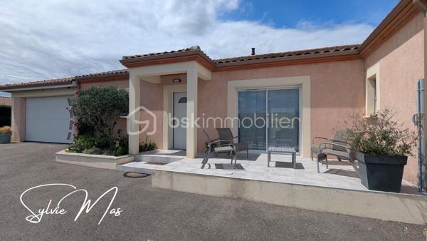 Réf. Ludivine - Située dans un environnement résidentiel paisible, découvrez cette magnifique maison contemporaine de plain-pied (construction 2010) de 135 m². Particulièrement soignée et élégante, elle se distingue par son excellent classement énergétique DPE B et des prestations de qualité. Ici, pas de travaux à prévoir : posez simplement vos valises et profitez d'un confort de vie optimal avec des charges courantes maîtrisées.
FACTURES D'ÉNERGIE MINIMISÉES & ÉQUIPEMENTS RÉCENTS
- Panneaux solaires en autoconsommation (octobre 2022) + Chauffe-eau thermodynamique (2023).
- Poêle à granulés performant (2016, conduit 2025) idéalement installé au centre de la maison
- Excellente isolation globale. Menuiseries double vitrage PVC/Alu avec volets roulants motorisés, isolation des combles (2026).
DES ESPACES FONCTIONNELS
- La Pièce de Vie (70 m²) : Un vaste volume central lumineux et traversant, ouvrant directement sur les deux terrasses à l'avant et l'arrière de la maison. La cuisine américaine haut de gamme entièrement équipée dispose d'un cellier attenant.
L’Espace Nuit & Travail :
- 2 belles chambres (12 m² et 17 m²) avec parquet, dont une avec un grand dressing intégré.
- 1 bureau, une chambre d'enfant ou autre.
- 1 salle d'eau contemporaine avec meuble double vasque et douche cabine/baignoire.
- Technique : Électricité aux normes, VMC, assainissement collectif.
UN EXTÉRIEUR CLOS, PAYSAGER
- Côté Détente : À l'arrière, profitez d'une grande terrasse de 50 m² à l'abri des regards, équipée de deux stores bannes motorisés, accueillant un espace jacuzzi.
- Le jardin d'environ 1700 m² est entièrement clôturé et paysager (parterres fleuris, bel olivier, beaux aménagements). Une borne ASA (eau du Lot) vous permet d'arroser vos extérieurs à moindre coût.
Un garage de 35 m² avec porte sectionnelle isolée et motorisée complète l'ensemble. L'avant de la maison est impeccable avec un grand parking, accessible par un portail coulissant suspendu et motorisé (2021). De petites dépendances en bois vous permettront de stocker votre petit outillage ou d'hiverner le mobilier de jardin.
ON AIME : 
- DPE B : Une maison économe, Zéro budget travaux et des équipements récents : Cuisine (2021), portail (2021), panneaux solaires (2022), cumulus (2023), isolation des combles (2026), enrobé.
Et si *Ludivine* était votre nouvelle maison ? Contactez-moi pour planifier une visite rapidement !