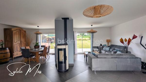 Réf. Ludivine - Située dans un environnement résidentiel paisible, découvrez cette magnifique maison contemporaine de plain-pied (construction 2010) de 135 m². Particulièrement soignée et élégante, elle se distingue par son excellent classement énergétique DPE B et des prestations de qualité. Ici, pas de travaux à prévoir : posez simplement vos valises et profitez d'un confort de vie optimal avec des charges courantes maîtrisées.
FACTURES D'ÉNERGIE MINIMISÉES & ÉQUIPEMENTS RÉCENTS
- Panneaux solaires en autoconsommation (octobre 2022) + Chauffe-eau thermodynamique (2023).
- Poêle à granulés performant (2016, conduit 2025) idéalement installé au centre de la maison
- Excellente isolation globale. Menuiseries double vitrage PVC/Alu avec volets roulants motorisés, isolation des combles (2026).
DES ESPACES FONCTIONNELS
- La Pièce de Vie (70 m²) : Un vaste volume central lumineux et traversant, ouvrant directement sur les deux terrasses à l'avant et l'arrière de la maison. La cuisine américaine haut de gamme entièrement équipée dispose d'un cellier attenant.
L’Espace Nuit & Travail :
- 2 belles chambres (12 m² et 17 m²) avec parquet, dont une avec un grand dressing intégré.
- 1 bureau, une chambre d'enfant ou autre.
- 1 salle d'eau contemporaine avec meuble double vasque et douche cabine/baignoire.
- Technique : Électricité aux normes, VMC, assainissement collectif.
UN EXTÉRIEUR CLOS, PAYSAGER
- Côté Détente : À l'arrière, profitez d'une grande terrasse de 50 m² à l'abri des regards, équipée de deux stores bannes motorisés, accueillant un espace jacuzzi.
- Le jardin d'environ 1700 m² est entièrement clôturé et paysager (parterres fleuris, bel olivier, beaux aménagements). Une borne ASA (eau du Lot) vous permet d'arroser vos extérieurs à moindre coût.
Un garage de 35 m² avec porte sectionnelle isolée et motorisée complète l'ensemble. L'avant de la maison est impeccable avec un grand parking, accessible par un portail coulissant suspendu et motorisé (2021). De petites dépendances en bois vous permettront de stocker votre petit outillage ou d'hiverner le mobilier de jardin.
ON AIME : 
- DPE B : Une maison économe, Zéro budget travaux et des équipements récents : Cuisine (2021), portail (2021), panneaux solaires (2022), cumulus (2023), isolation des combles (2026), enrobé.
Et si *Ludivine* était votre nouvelle maison ? Contactez-moi pour planifier une visite rapidement !