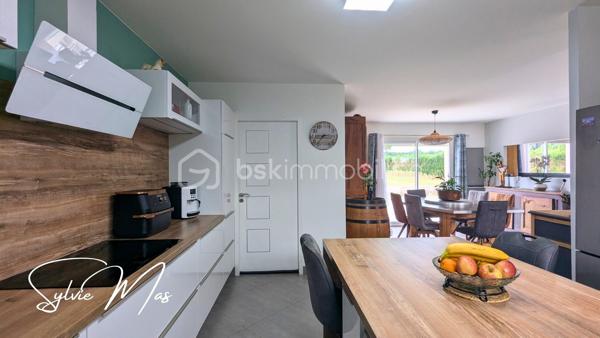 Réf. Ludivine - Située dans un environnement résidentiel paisible, découvrez cette magnifique maison contemporaine de plain-pied (construction 2010) de 135 m². Particulièrement soignée et élégante, elle se distingue par son excellent classement énergétique DPE B et des prestations de qualité. Ici, pas de travaux à prévoir : posez simplement vos valises et profitez d'un confort de vie optimal avec des charges courantes maîtrisées.
FACTURES D'ÉNERGIE MINIMISÉES & ÉQUIPEMENTS RÉCENTS
- Panneaux solaires en autoconsommation (octobre 2022) + Chauffe-eau thermodynamique (2023).
- Poêle à granulés performant (2016, conduit 2025) idéalement installé au centre de la maison
- Excellente isolation globale. Menuiseries double vitrage PVC/Alu avec volets roulants motorisés, isolation des combles (2026).
DES ESPACES FONCTIONNELS
- La Pièce de Vie (70 m²) : Un vaste volume central lumineux et traversant, ouvrant directement sur les deux terrasses à l'avant et l'arrière de la maison. La cuisine américaine haut de gamme entièrement équipée dispose d'un cellier attenant.
L’Espace Nuit & Travail :
- 2 belles chambres (12 m² et 17 m²) avec parquet, dont une avec un grand dressing intégré.
- 1 bureau, une chambre d'enfant ou autre.
- 1 salle d'eau contemporaine avec meuble double vasque et douche cabine/baignoire.
- Technique : Électricité aux normes, VMC, assainissement collectif.
UN EXTÉRIEUR CLOS, PAYSAGER
- Côté Détente : À l'arrière, profitez d'une grande terrasse de 50 m² à l'abri des regards, équipée de deux stores bannes motorisés, accueillant un espace jacuzzi.
- Le jardin d'environ 1700 m² est entièrement clôturé et paysager (parterres fleuris, bel olivier, beaux aménagements). Une borne ASA (eau du Lot) vous permet d'arroser vos extérieurs à moindre coût.
Un garage de 35 m² avec porte sectionnelle isolée et motorisée complète l'ensemble. L'avant de la maison est impeccable avec un grand parking, accessible par un portail coulissant suspendu et motorisé (2021). De petites dépendances en bois vous permettront de stocker votre petit outillage ou d'hiverner le mobilier de jardin.
ON AIME : 
- DPE B : Une maison économe, Zéro budget travaux et des équipements récents : Cuisine (2021), portail (2021), panneaux solaires (2022), cumulus (2023), isolation des combles (2026), enrobé.
Et si *Ludivine* était votre nouvelle maison ? Contactez-moi pour planifier une visite rapidement !