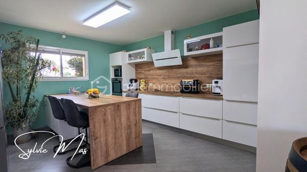 Réf. Ludivine - Située dans un environnement résidentiel paisible, découvrez cette magnifique maison contemporaine de plain-pied (construction 2010) de 135 m². Particulièrement soignée et élégante, elle se distingue par son excellent classement énergétique DPE B et des prestations de qualité. Ici, pas de travaux à prévoir : posez simplement vos valises et profitez d'un confort de vie optimal avec des charges courantes maîtrisées.
FACTURES D'ÉNERGIE MINIMISÉES & ÉQUIPEMENTS RÉCENTS
- Panneaux solaires en autoconsommation (octobre 2022) + Chauffe-eau thermodynamique (2023).
- Poêle à granulés performant (2016, conduit 2025) idéalement installé au centre de la maison
- Excellente isolation globale. Menuiseries double vitrage PVC/Alu avec volets roulants motorisés, isolation des combles (2026).
DES ESPACES FONCTIONNELS
- La Pièce de Vie (70 m²) : Un vaste volume central lumineux et traversant, ouvrant directement sur les deux terrasses à l'avant et l'arrière de la maison. La cuisine américaine haut de gamme entièrement équipée dispose d'un cellier attenant.
L’Espace Nuit & Travail :
- 2 belles chambres (12 m² et 17 m²) avec parquet, dont une avec un grand dressing intégré.
- 1 bureau, une chambre d'enfant ou autre.
- 1 salle d'eau contemporaine avec meuble double vasque et douche cabine/baignoire.
- Technique : Électricité aux normes, VMC, assainissement collectif.
UN EXTÉRIEUR CLOS, PAYSAGER
- Côté Détente : À l'arrière, profitez d'une grande terrasse de 50 m² à l'abri des regards, équipée de deux stores bannes motorisés, accueillant un espace jacuzzi.
- Le jardin d'environ 1700 m² est entièrement clôturé et paysager (parterres fleuris, bel olivier, beaux aménagements). Une borne ASA (eau du Lot) vous permet d'arroser vos extérieurs à moindre coût.
Un garage de 35 m² avec porte sectionnelle isolée et motorisée complète l'ensemble. L'avant de la maison est impeccable avec un grand parking, accessible par un portail coulissant suspendu et motorisé (2021). De petites dépendances en bois vous permettront de stocker votre petit outillage ou d'hiverner le mobilier de jardin.
ON AIME : 
- DPE B : Une maison économe, Zéro budget travaux et des équipements récents : Cuisine (2021), portail (2021), panneaux solaires (2022), cumulus (2023), isolation des combles (2026), enrobé.
Et si *Ludivine* était votre nouvelle maison ? Contactez-moi pour planifier une visite rapidement !