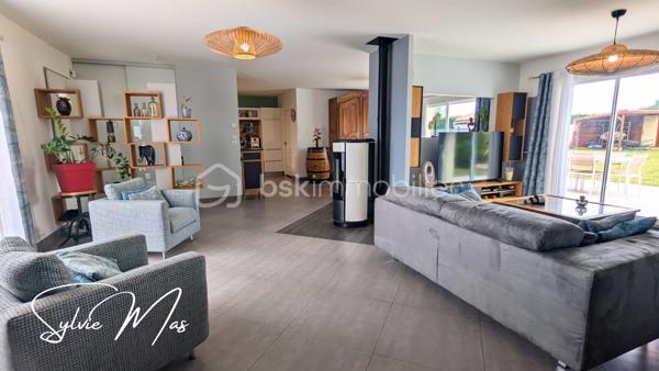 Réf. Ludivine - Située dans un environnement résidentiel paisible, découvrez cette magnifique maison contemporaine de plain-pied (construction 2010) de 135 m². Particulièrement soignée et élégante, elle se distingue par son excellent classement énergétique DPE B et des prestations de qualité. Ici, pas de travaux à prévoir : posez simplement vos valises et profitez d'un confort de vie optimal avec des charges courantes maîtrisées.
FACTURES D'ÉNERGIE MINIMISÉES & ÉQUIPEMENTS RÉCENTS
- Panneaux solaires en autoconsommation (octobre 2022) + Chauffe-eau thermodynamique (2023).
- Poêle à granulés performant (2016, conduit 2025) idéalement installé au centre de la maison
- Excellente isolation globale. Menuiseries double vitrage PVC/Alu avec volets roulants motorisés, isolation des combles (2026).
DES ESPACES FONCTIONNELS
- La Pièce de Vie (70 m²) : Un vaste volume central lumineux et traversant, ouvrant directement sur les deux terrasses à l'avant et l'arrière de la maison. La cuisine américaine haut de gamme entièrement équipée dispose d'un cellier attenant.
L’Espace Nuit & Travail :
- 2 belles chambres (12 m² et 17 m²) avec parquet, dont une avec un grand dressing intégré.
- 1 bureau, une chambre d'enfant ou autre.
- 1 salle d'eau contemporaine avec meuble double vasque et douche cabine/baignoire.
- Technique : Électricité aux normes, VMC, assainissement collectif.
UN EXTÉRIEUR CLOS, PAYSAGER
- Côté Détente : À l'arrière, profitez d'une grande terrasse de 50 m² à l'abri des regards, équipée de deux stores bannes motorisés, accueillant un espace jacuzzi.
- Le jardin d'environ 1700 m² est entièrement clôturé et paysager (parterres fleuris, bel olivier, beaux aménagements). Une borne ASA (eau du Lot) vous permet d'arroser vos extérieurs à moindre coût.
Un garage de 35 m² avec porte sectionnelle isolée et motorisée complète l'ensemble. L'avant de la maison est impeccable avec un grand parking, accessible par un portail coulissant suspendu et motorisé (2021). De petites dépendances en bois vous permettront de stocker votre petit outillage ou d'hiverner le mobilier de jardin.
ON AIME : 
- DPE B : Une maison économe, Zéro budget travaux et des équipements récents : Cuisine (2021), portail (2021), panneaux solaires (2022), cumulus (2023), isolation des combles (2026), enrobé.
Et si *Ludivine* était votre nouvelle maison ? Contactez-moi pour planifier une visite rapidement !