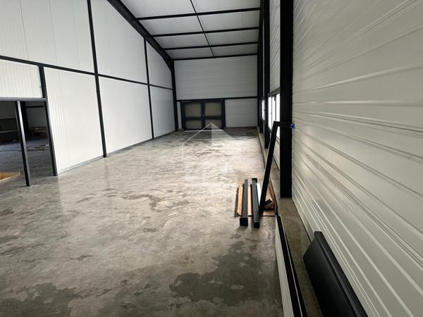 Local commercial de 396 m² sur un terrain de 5000 m² clos et sécurisé