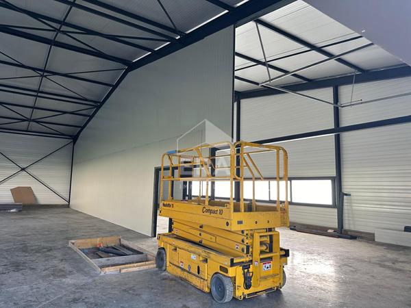 Local commercial de 396 m² sur un terrain de 5000 m² clos et sécurisé