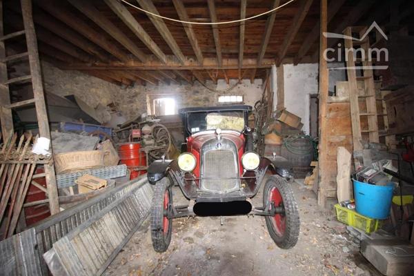 A vendre une grange en pierre de 98 m² au sol sur 2 niveaux.