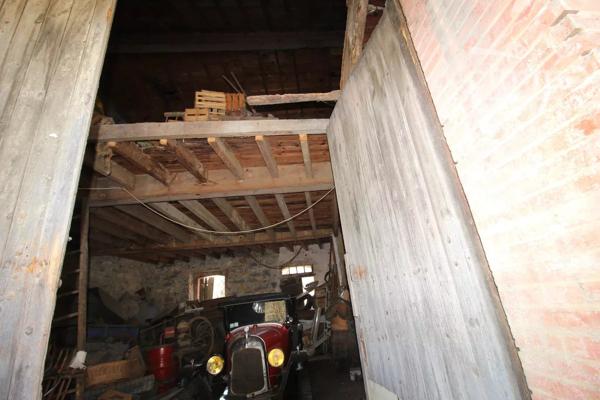 A vendre une grange en pierre de 98 m² au sol sur 2 niveaux.