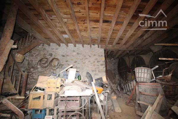 A vendre une grange en pierre de 98 m² au sol sur 2 niveaux.
