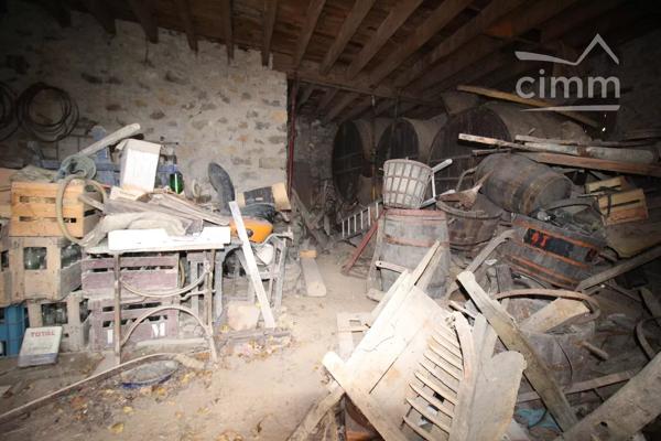 A vendre une grange en pierre de 98 m² au sol sur 2 niveaux.