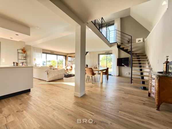 VANNES – MAISON DE CARACTÈRE RÉNOVÉE – 192 M² – 4 CHAMBRES – 2 000 M² DE TERRAIN