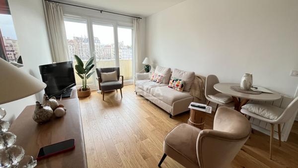 2 PIECES TRES LUMINEUX EN PARFAIT ETAT AVEC BALCON