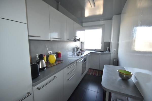 2 PIECES TRES LUMINEUX EN PARFAIT ETAT AVEC BALCON