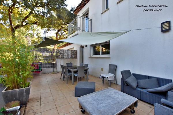 CARQUEIRANNE (83) - RARE - MAISON DE 55 M² - 2 CHAMBRES - TERRASSE ET TERRAIN PLAT AU GRAND CALME