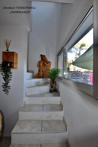 CARQUEIRANNE (83) - RARE - MAISON DE 55 M² - 2 CHAMBRES - TERRASSE ET TERRAIN PLAT AU GRAND CALME