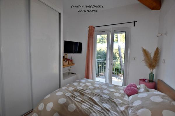 CARQUEIRANNE (83) - RARE - MAISON DE 55 M² - 2 CHAMBRES - TERRASSE ET TERRAIN PLAT AU GRAND CALME