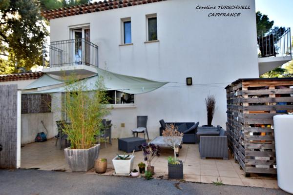 CARQUEIRANNE (83) - RARE - MAISON DE 55 M² - 2 CHAMBRES - TERRASSE ET TERRAIN PLAT AU GRAND CALME
