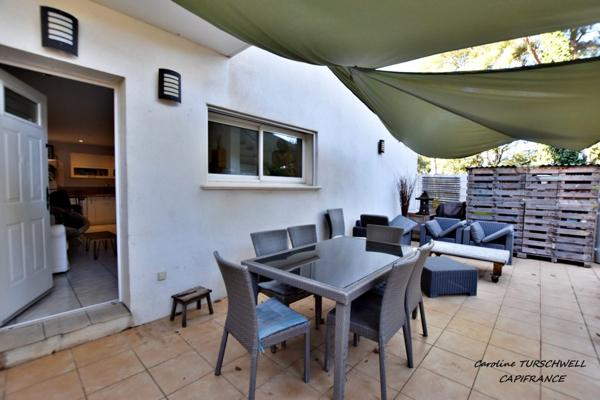 CARQUEIRANNE (83) - RARE - MAISON DE 55 M² - 2 CHAMBRES - TERRASSE ET TERRAIN PLAT AU GRAND CALME