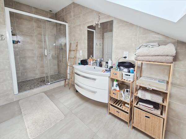 Maison sur 2 niveaux 131.71 m2 habitables + garage