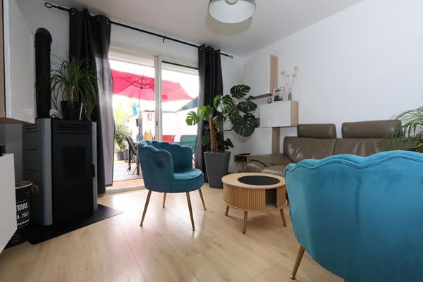 Spacieuse maison familiale familiale avec 5 chambres, jardin et garage.