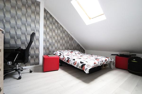 Spacieuse maison familiale familiale avec 5 chambres, jardin et garage.