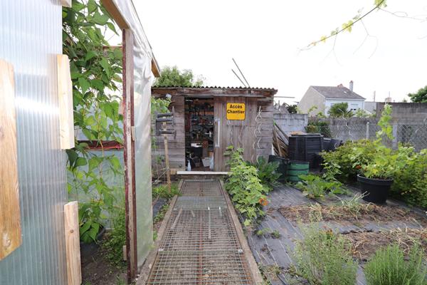 Spacieuse maison familiale familiale avec 5 chambres, jardin et garage.