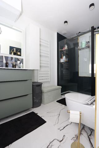 Spacieuse maison familiale familiale avec 5 chambres, jardin et garage.