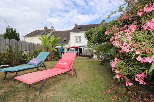 Spacieuse maison familiale familiale avec 5 chambres, jardin et garage.