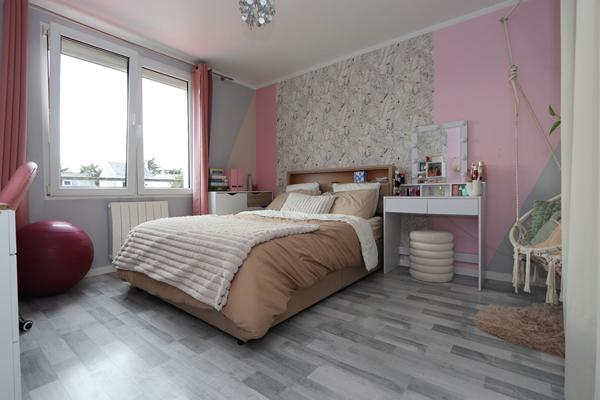 Spacieuse maison familiale familiale avec 5 chambres, jardin et garage.