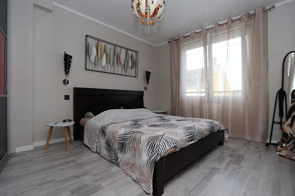 Spacieuse maison familiale familiale avec 5 chambres, jardin et garage.