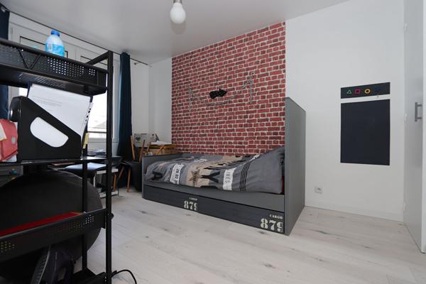 Spacieuse maison familiale familiale avec 5 chambres, jardin et garage.