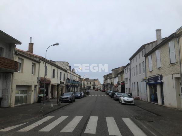 Lesparre-Médoc (33340) Immeuble avec murs et fond de commerce Restaurant