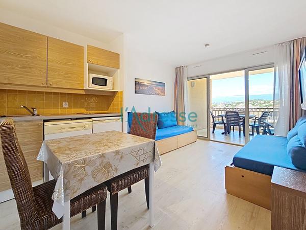 DERNIER ETAGE 2 pièces 28m2 avec Parking!
